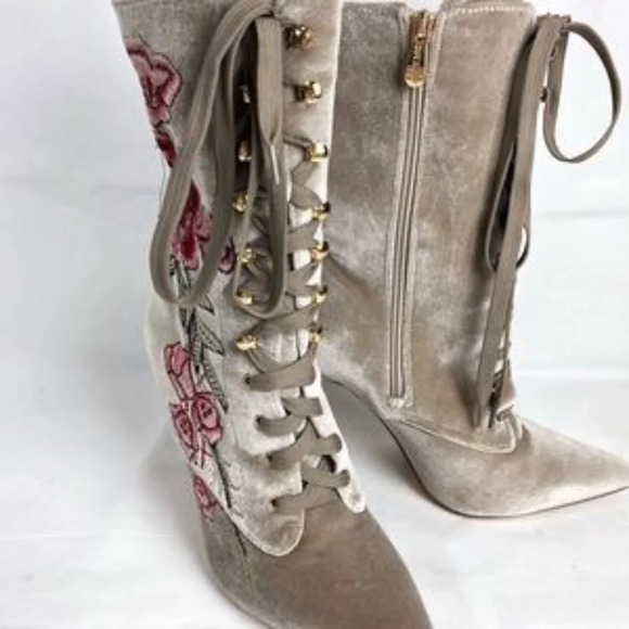 New*Cape Robbin Floral Embroidered lace up boots‎ - Picture 2 of 2
